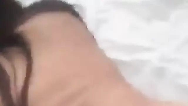 Kıvrımlı Kazak hatun, yabancı birinin kocasıyla ateşli bir seks yapıyor.