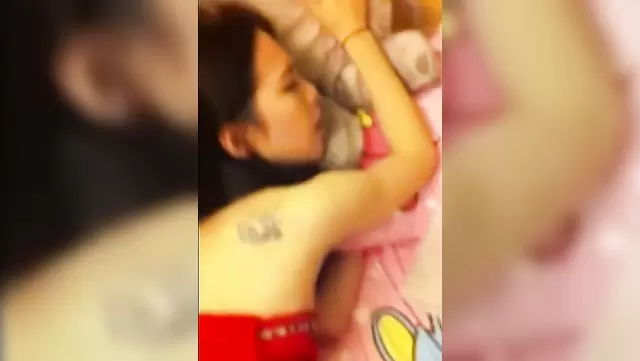 Genç eş, en sevdiği Kazakistanlıyla sikişiyor.