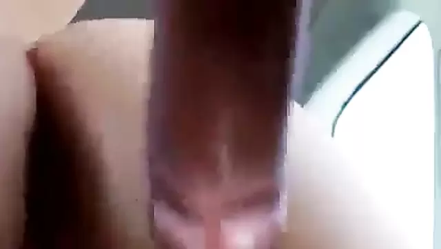 Herif, sert aletini Kazak amına saplıyor.